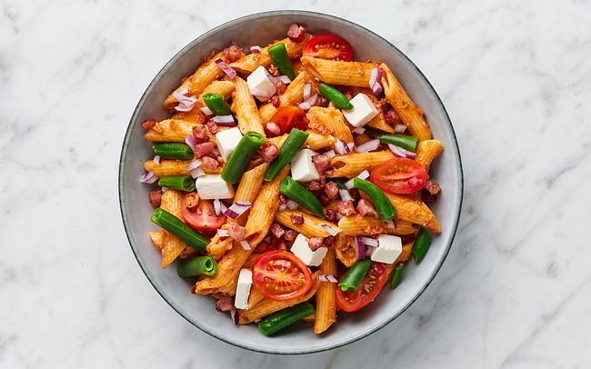 Rød pastasalat med bacon
